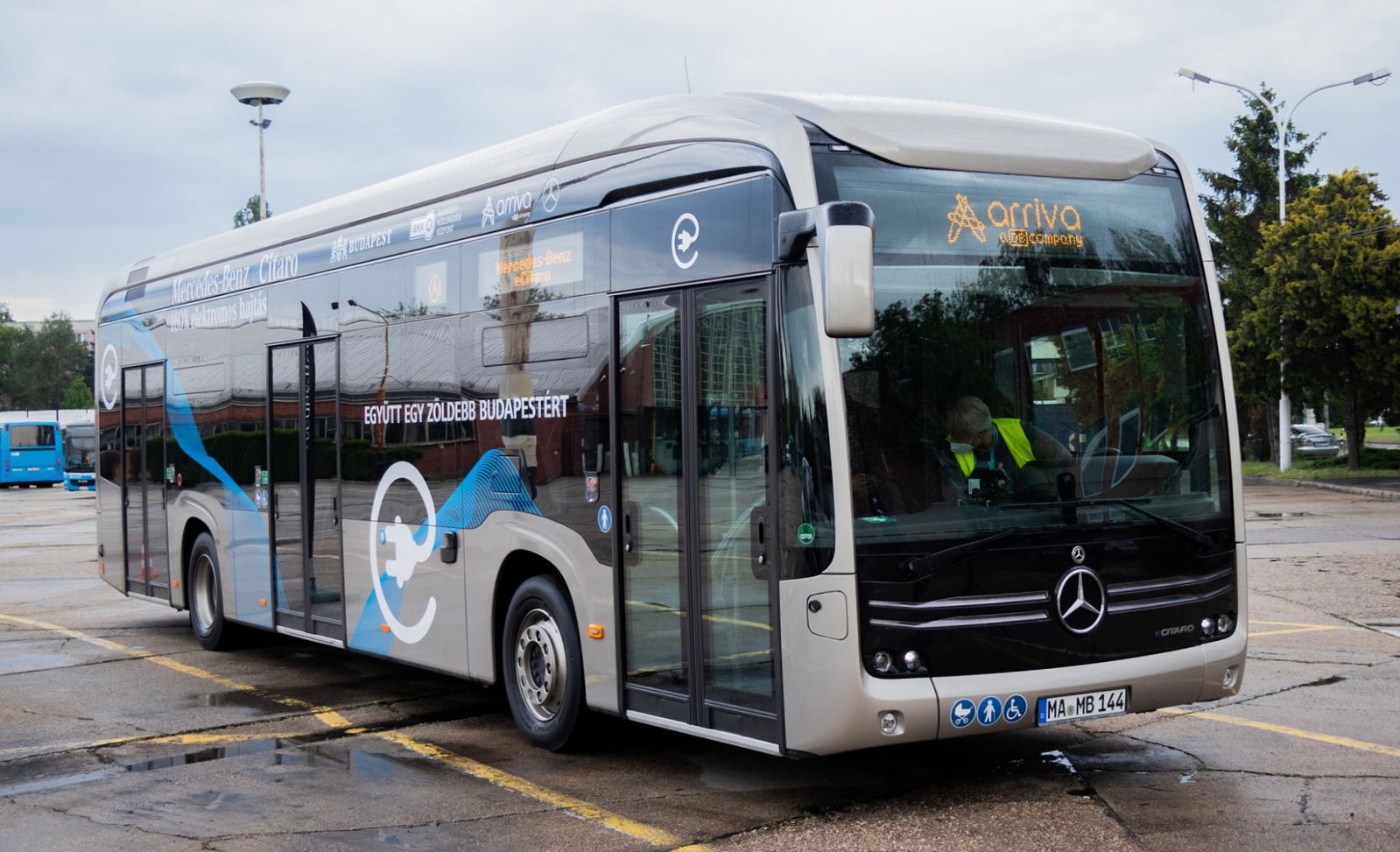 Legalább 50 szóló villanybuszt hozna a fővárosba az ArrivaBus