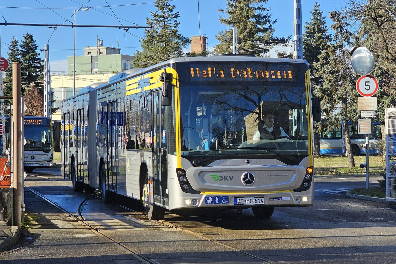 Tíz új Mercedes-Benz Conecto G szolgálatba állításával indítja az évet a DKV