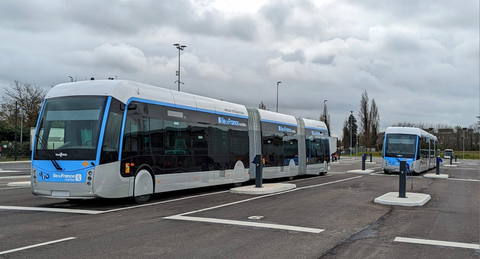 Már tesztelik Párizs úttestbe integrált töltős BRT-rendszerét