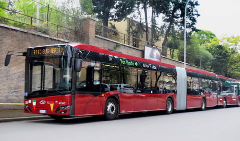 Több száz darab lágyhibrid és gázüzemű buszt szállít a Solaris az Örök Városba