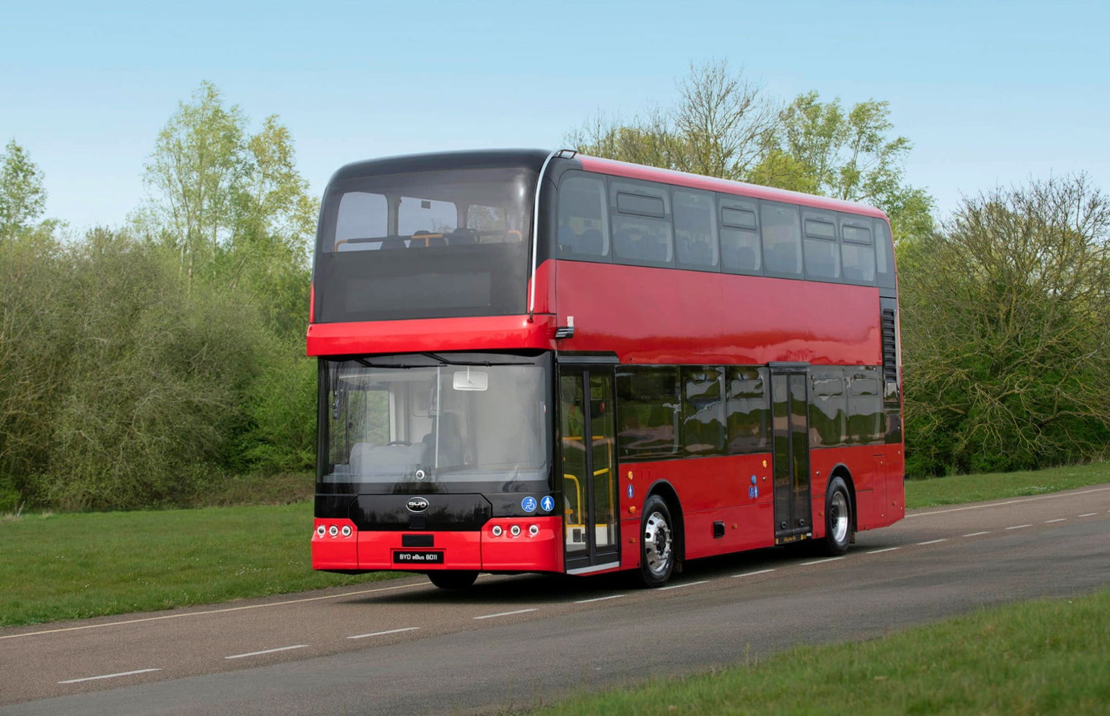 Egy évtized után ismét saját fejlesztésű emeletes villanybusszal tér vissza a brit piacra a BYD