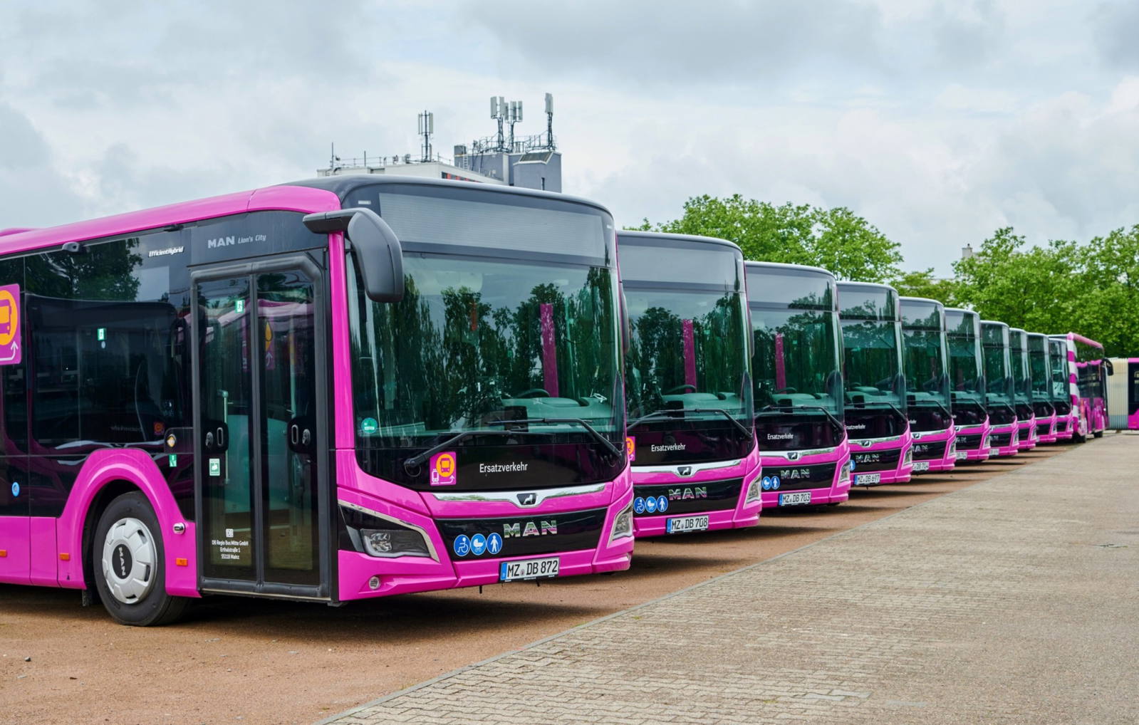 Százötven vadonatúj busszal pótol vonatot a Német Államvasutak július közepétől