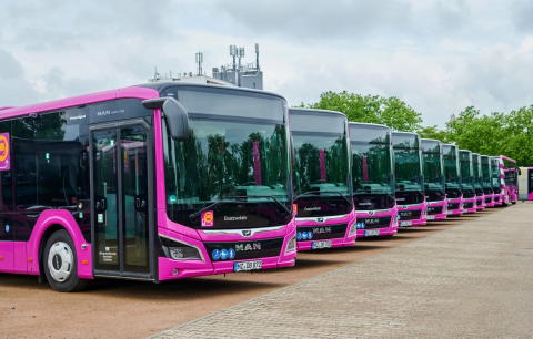 Százötven vadonatúj busszal pótol vonatot a Német Államvasutak július közepétől