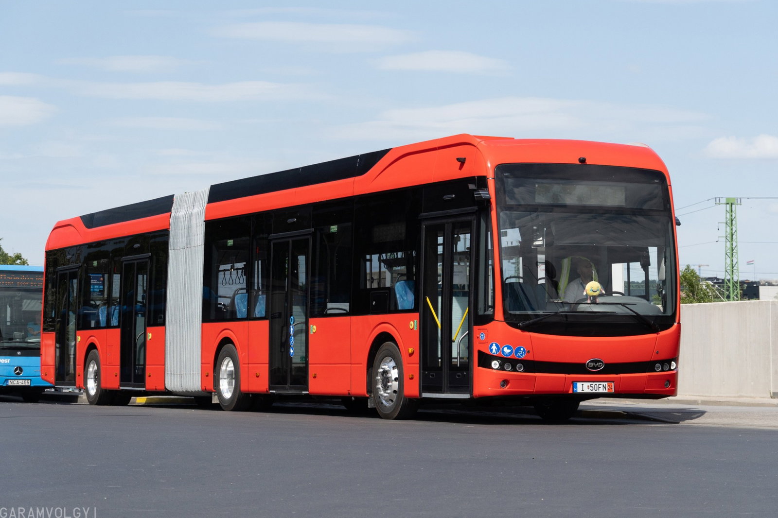 Elkészült az első hazai gyártású BYD csuklós Komáromban