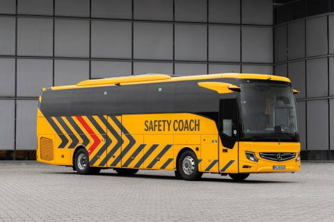 Első a biztonság: bemutatkozott a Daimler Buses hatodik generációs Safety Coach-a