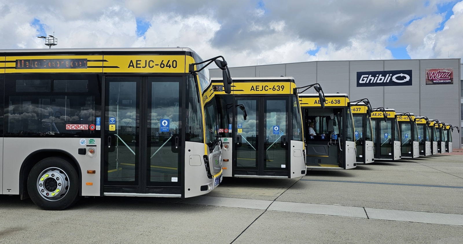 A debreceni reptéren vette át a soron következő tíz Mercedes-Benz Conecto G csuklóst a DKV