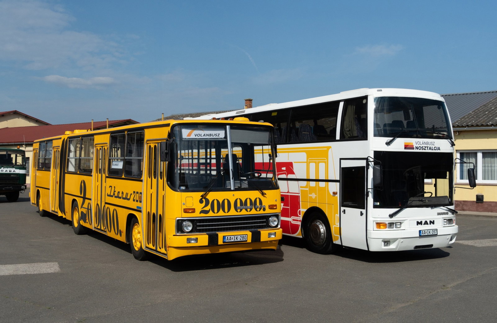 Két újabb Ikarus nosztalgiabusz lépett színre a Volánbusz hatvani retrónapján