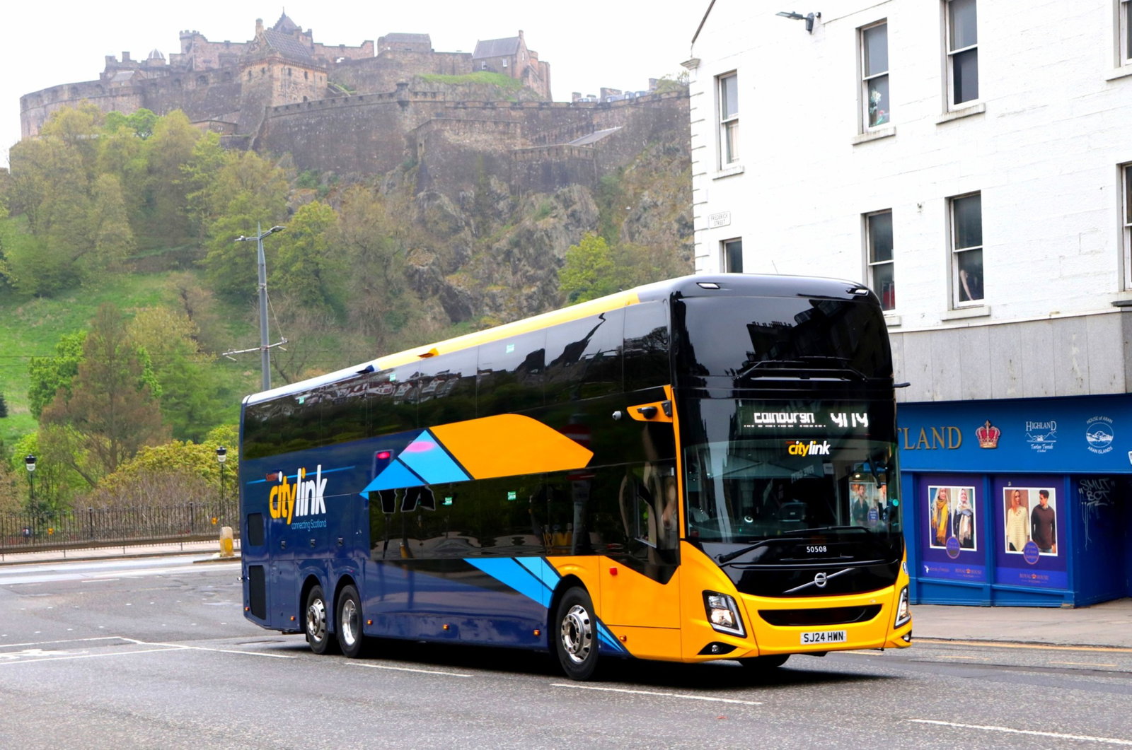 Megérkeztek az első brit piacos emeletes Volvo 9700-asok