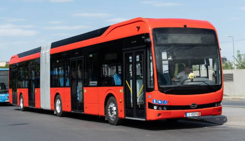 Pakson próbázik a komáromi BYD üzem csuklós B18-asa