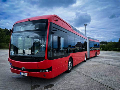 Csuklós BYD B18-as villanybuszt tesztel a Volánbusz