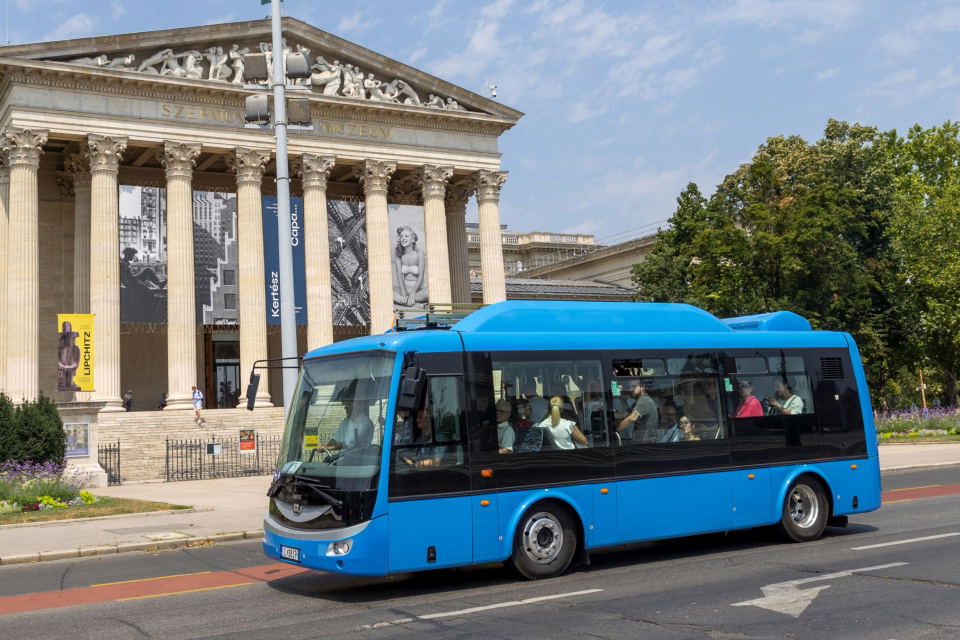 Budapesten is bemutatkozott a Ganz-SOR EBN8 elektromos midibusz