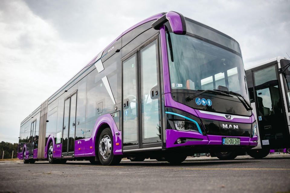 Veszprémben áll forgalomba az ország első csuklós villanybusza