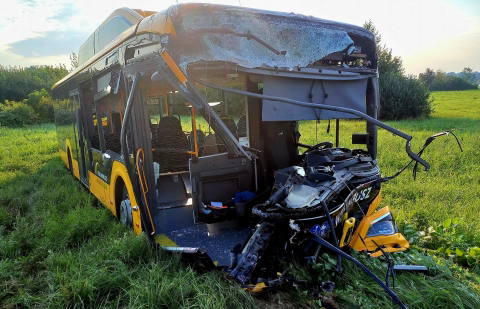 Egy busz és egy nyerges vontató ütközött össze a 86-os főúton