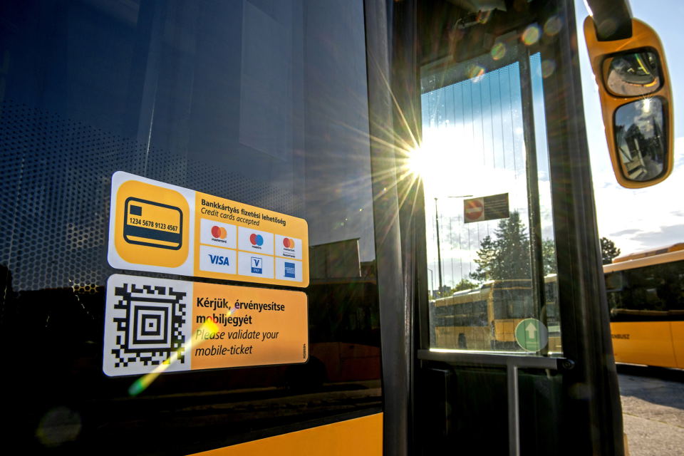 A Volánbusz járműveinek már több mint egyharmadán elérhető a készpénzmentes fizetés