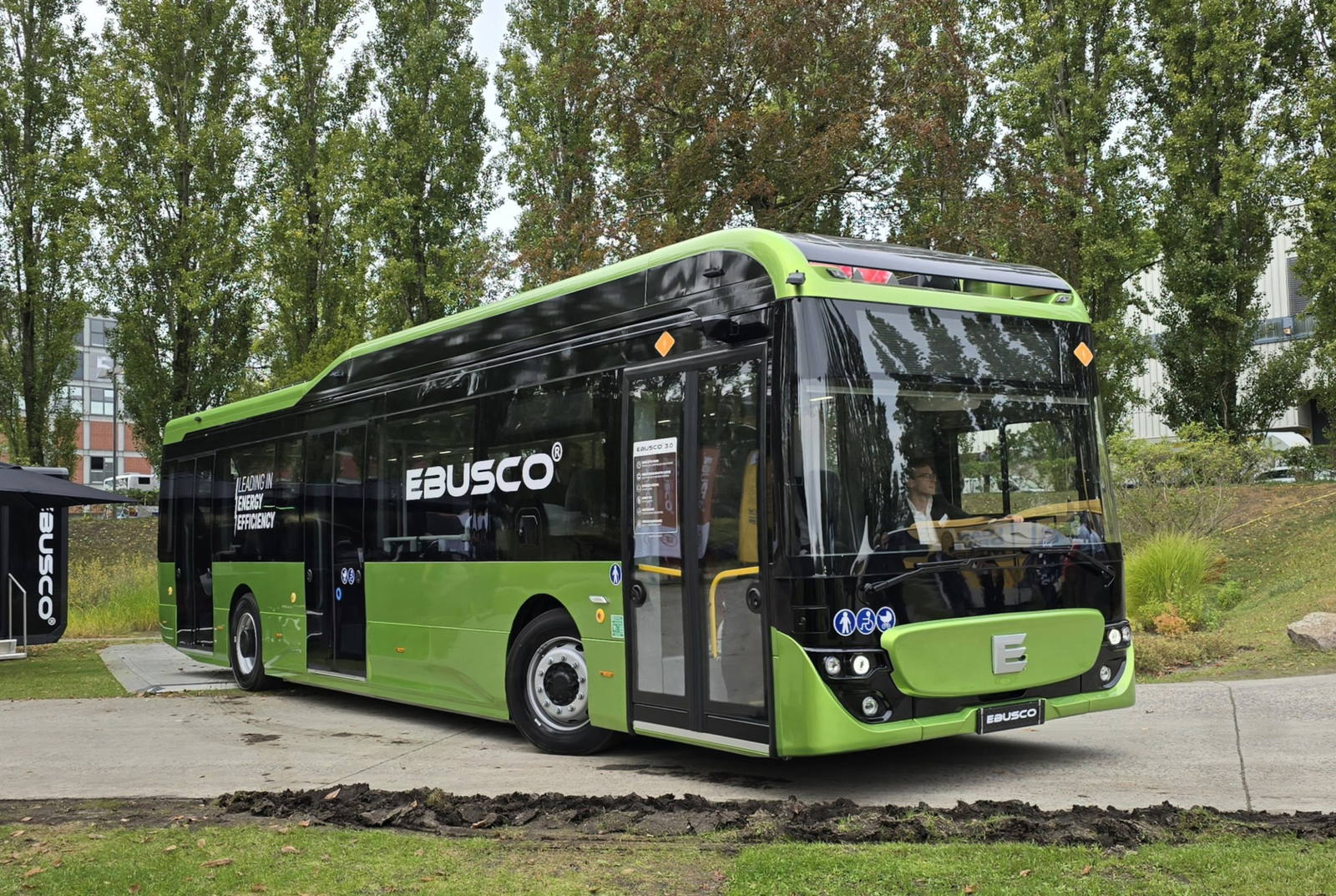 A Qbuzz lemondta megbízását és zároltatta az Ebusco számláit, válaszul a cég pert indított