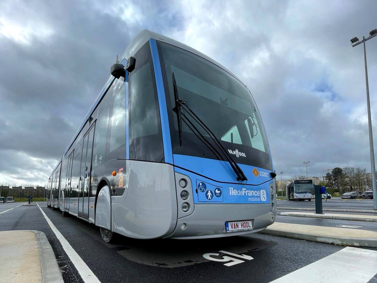 A Hess fejezi be a gyártósoron ragadt duplacsuklós Van Hool villanybuszokat