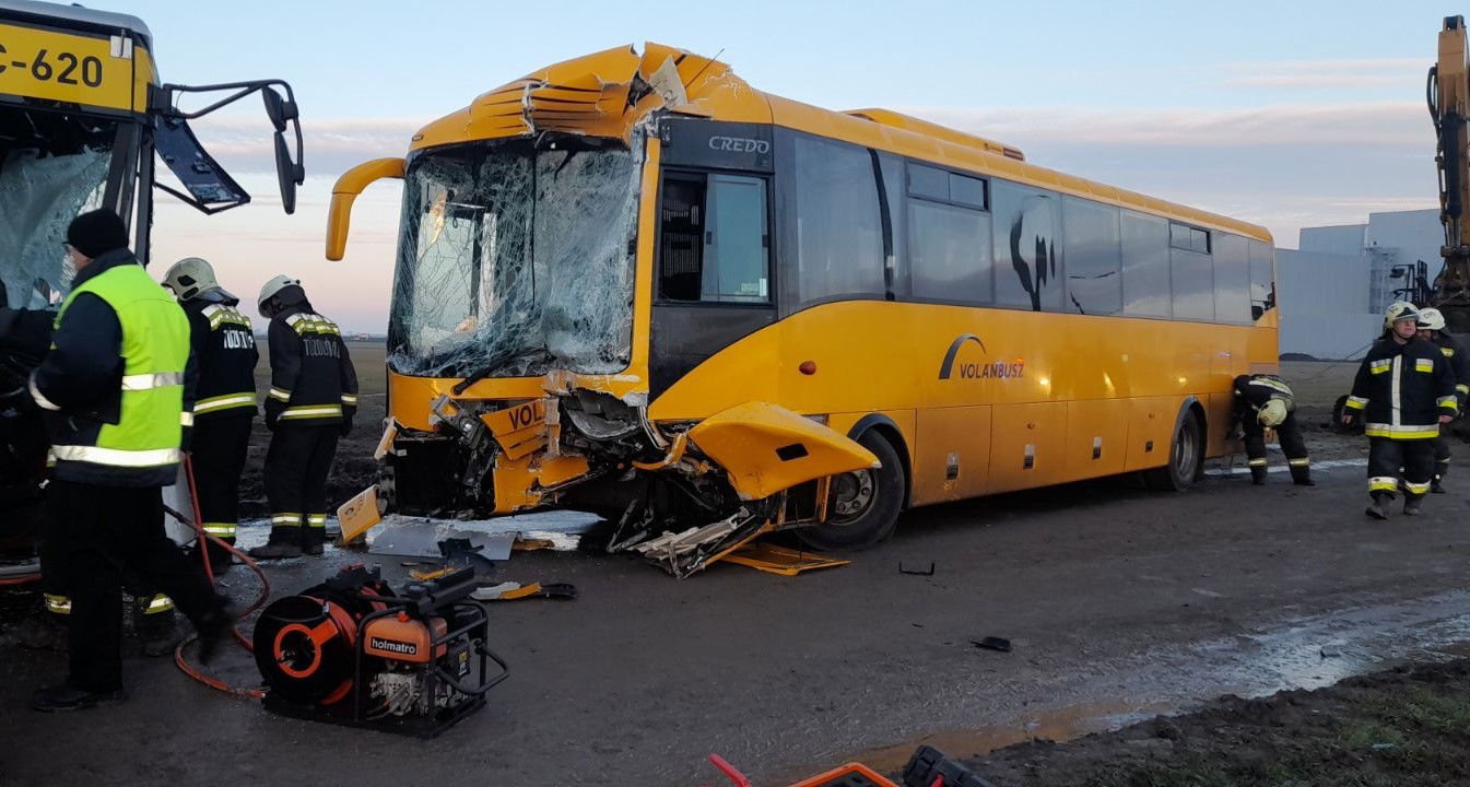 Két busz ütközött össze a debreceni ipari parkban