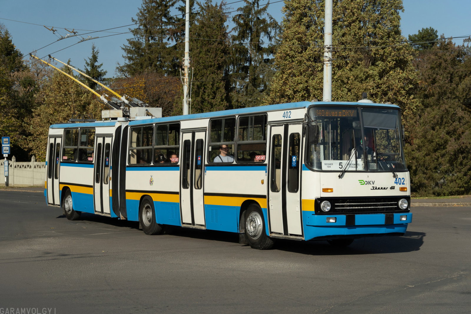 Ismét Debrecen útjain a DKV felújított Ikarus 280T trolibusza