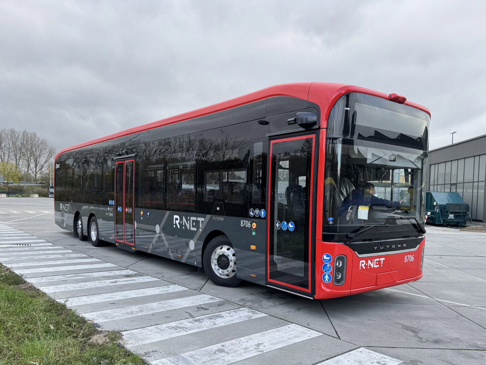 Megérkezett az első Yutong U15-ös villanybusz a Qbuzz flottájába