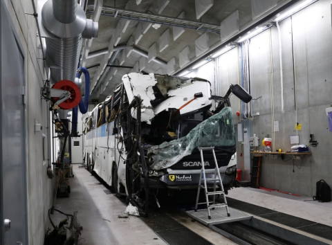 Norvég buszbaleset: a busz szerkezete megfelelően végezte el a dolgát, ám volt, aki nem volt bekötve
