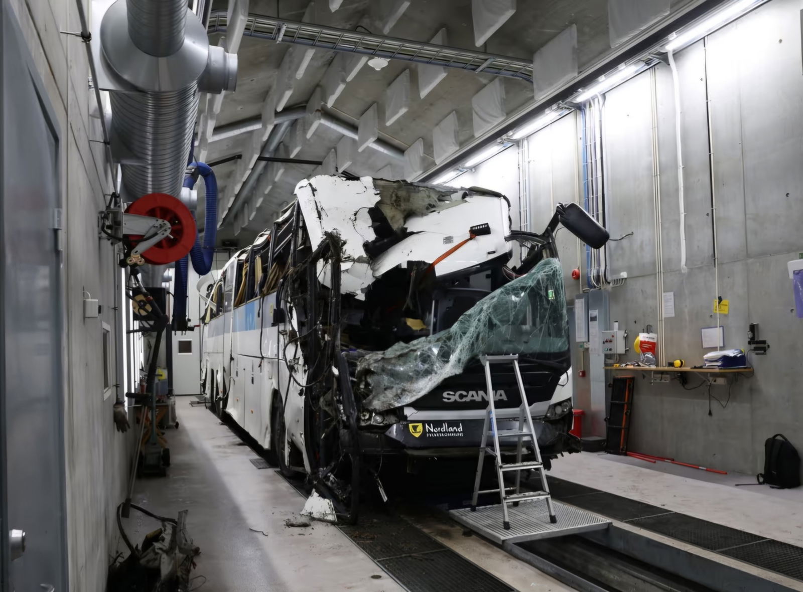 Norvég buszbaleset: a busz szerkezete megfelelően végezte el a dolgát, ám volt, aki nem volt bekötve