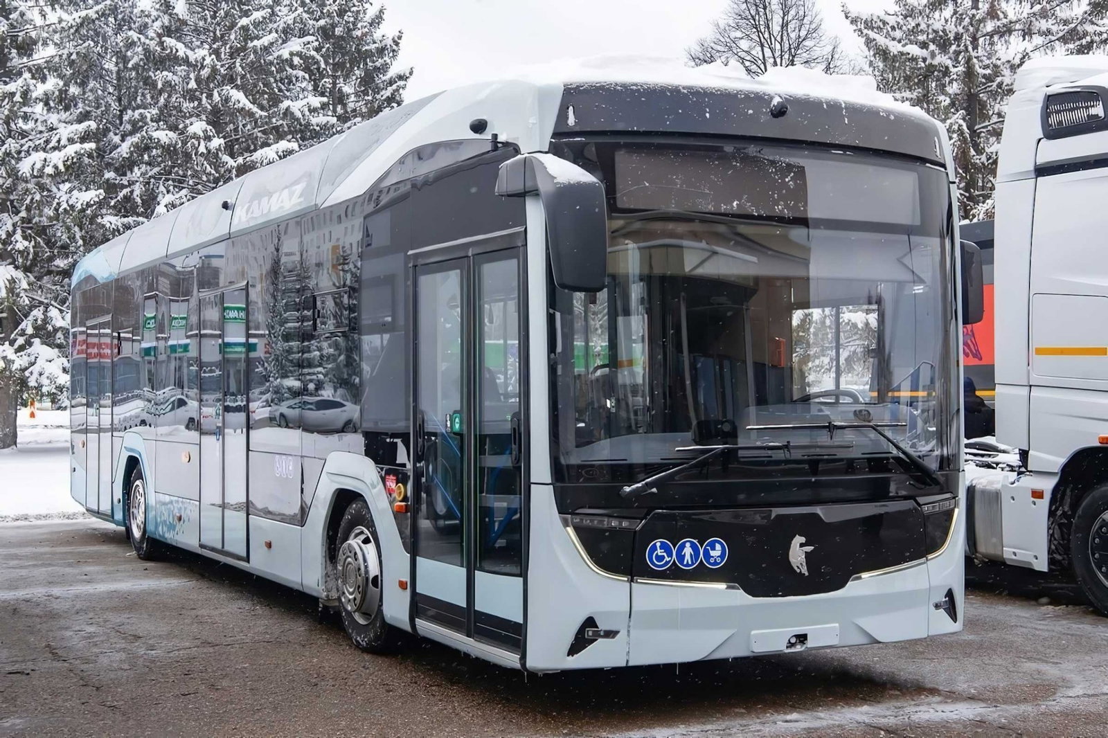 Rejtélyes prototípus autóbusz bukkant fel a KAMAZ decemberi sajtóeseményén