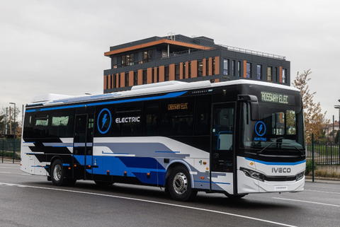 Normálpadlós helyközi villanybusszal erősít az Iveco Bus: íme a Crossway ELEC