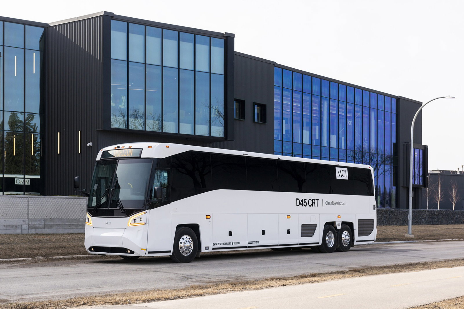 Száz darab MCI D45 CRT ingázóbuszt vásárol a Houston METRO