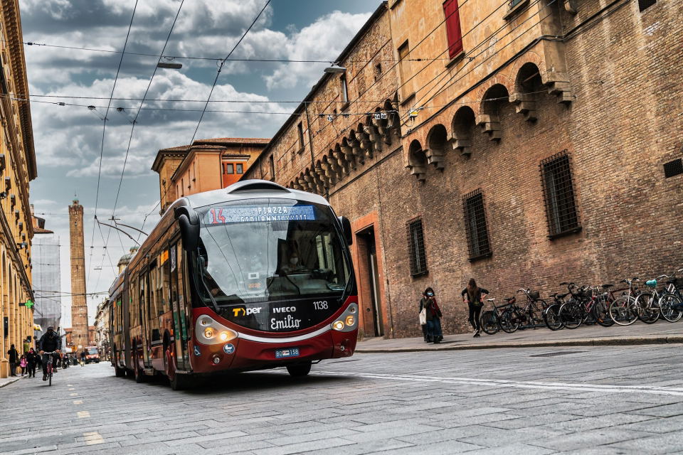 Önjáró csuklós trolikat, valamint elektromos buszokat vásárol Bologna