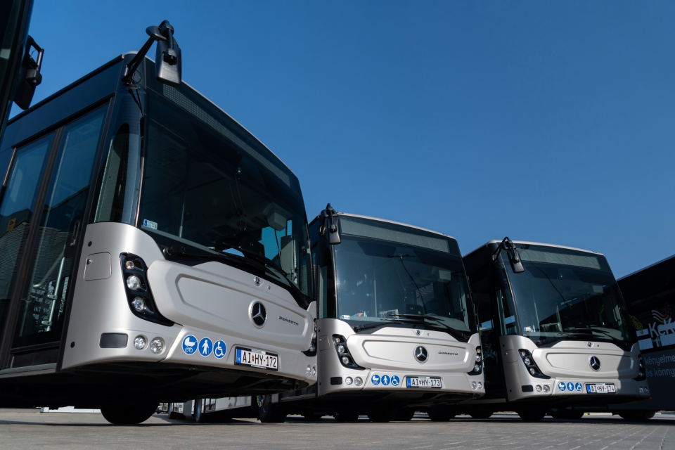 Átadták Kecskemét első vadonatúj Mercedes-Benz Conecto G csuklósait