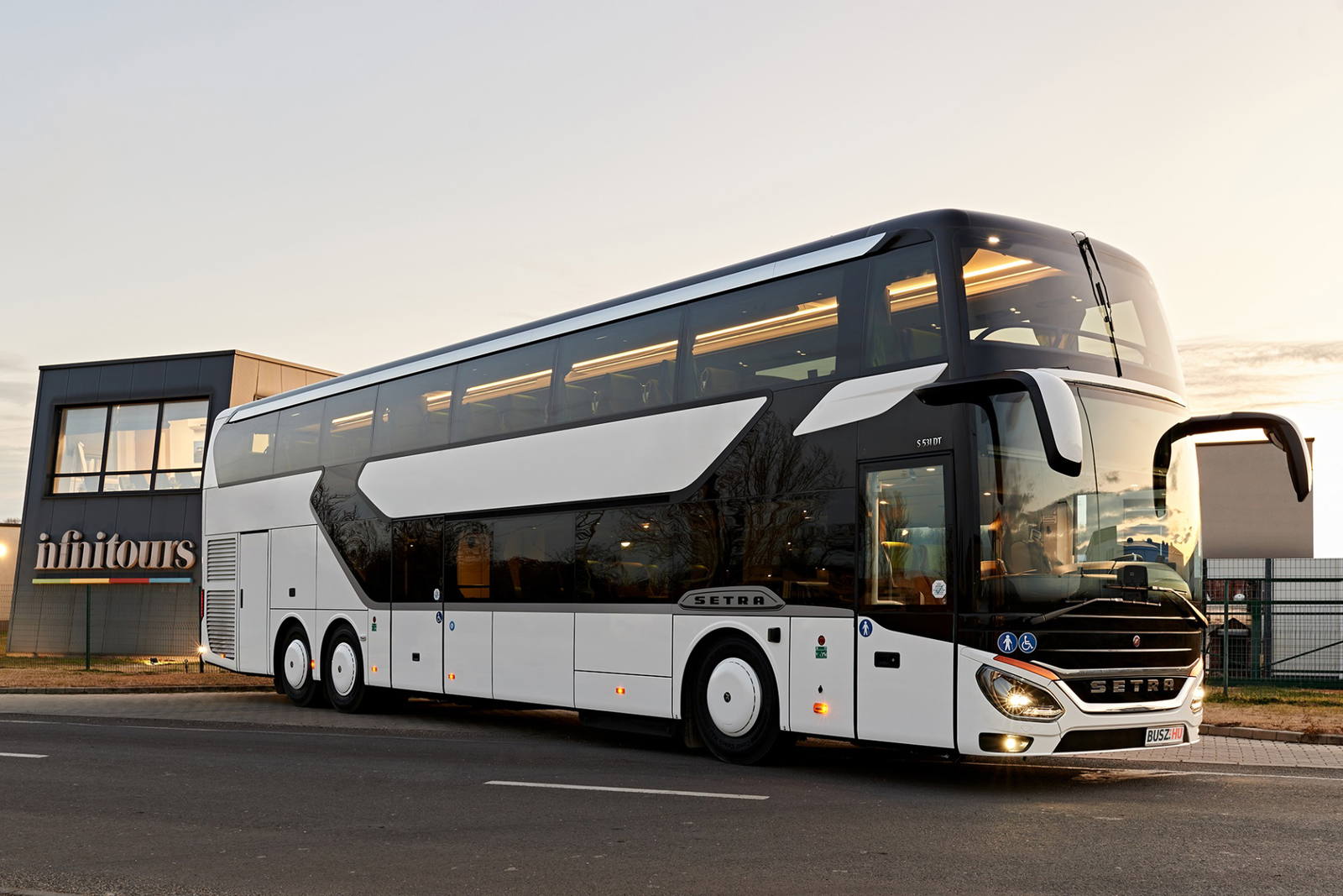 Új zászlóshajó az Infinitours-Busz.hu flottájában: íme a társaság első Setra S 531 DT autóbusza