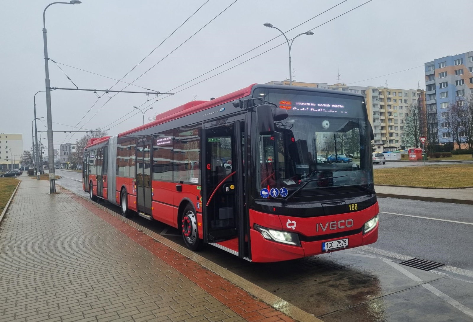 Hat új lágyhibrid hajtású Iveco Urbanway csuklós autóbuszt állít forgalomba České Budějovice