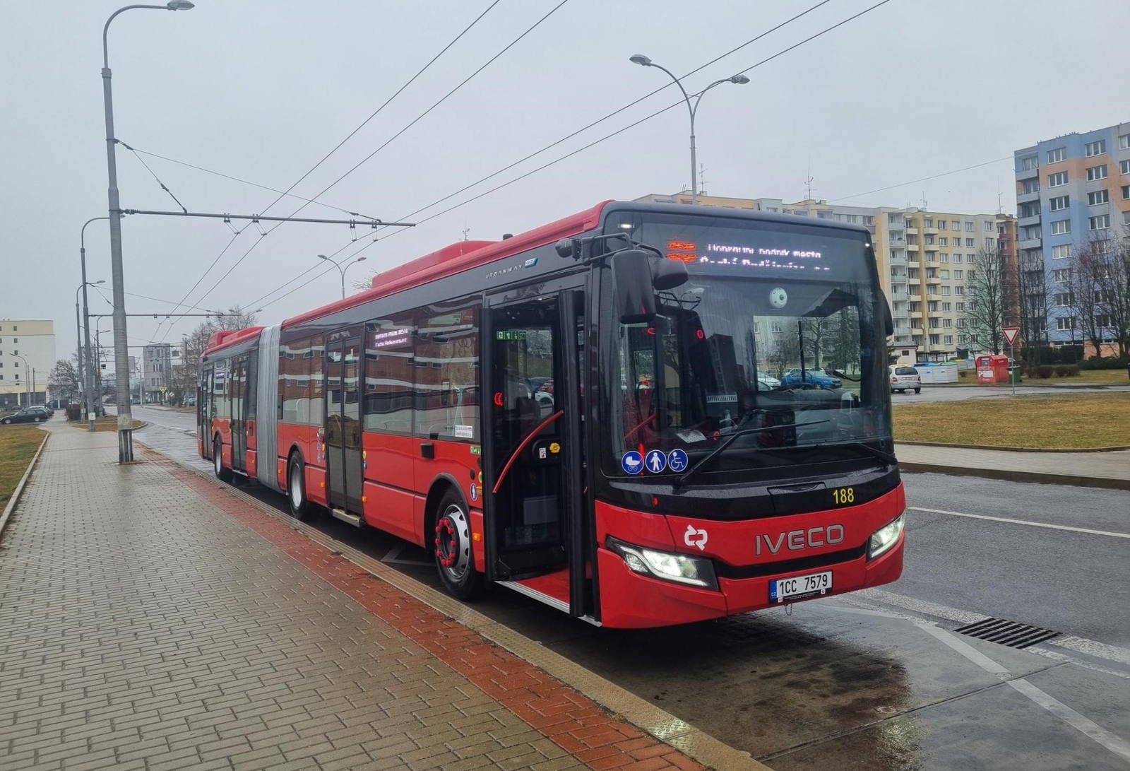 Hat új lágyhibrid hajtású Iveco Urbanway csuklós autóbuszt állít forgalomba České Budějovice