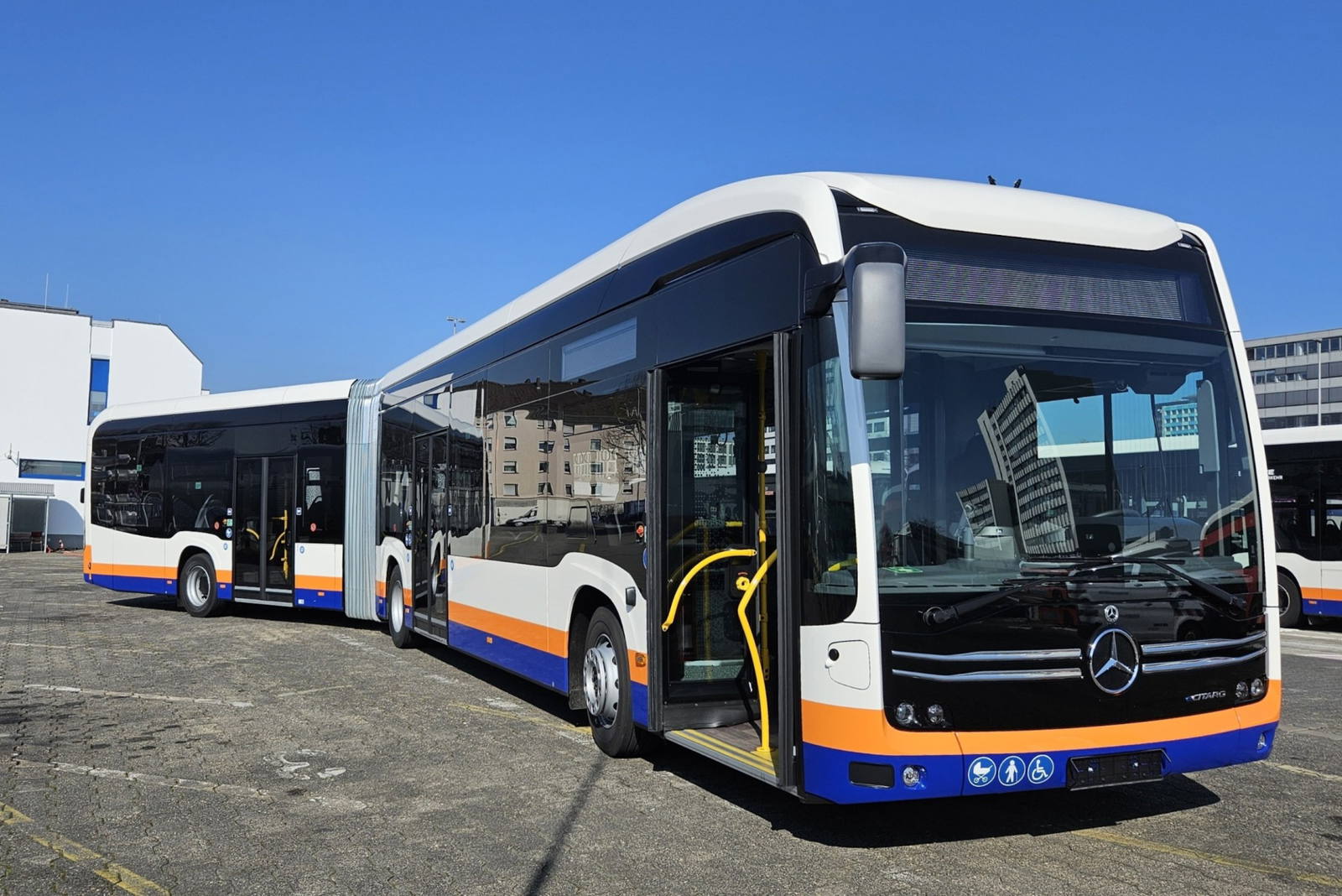 Wiesbaden újraindítaná villamosítási programját – megérkezett a város az első csuklós villanybusza