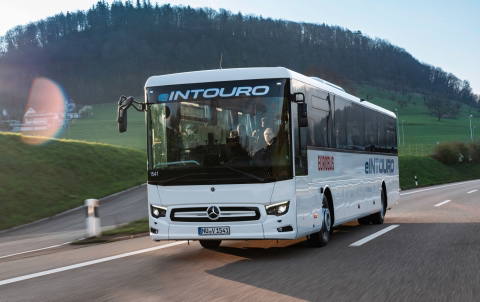 Túl van az első ügyfélteszten az elektromos hajtású Mercedes-Benz eIntouro