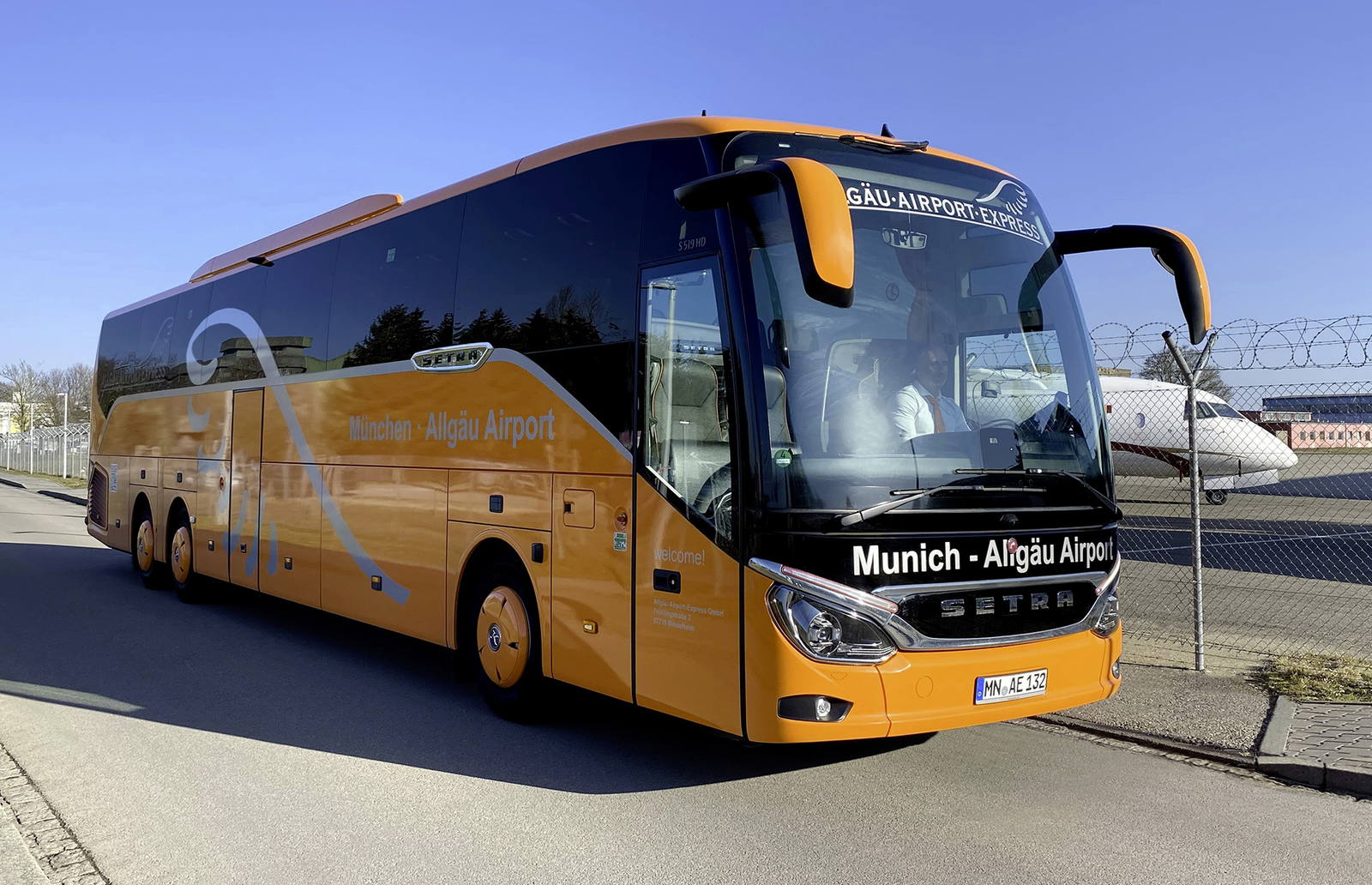 Háromtengelyes Setra S 519 HD turistabuszokkal a memmingeni repülőtérre