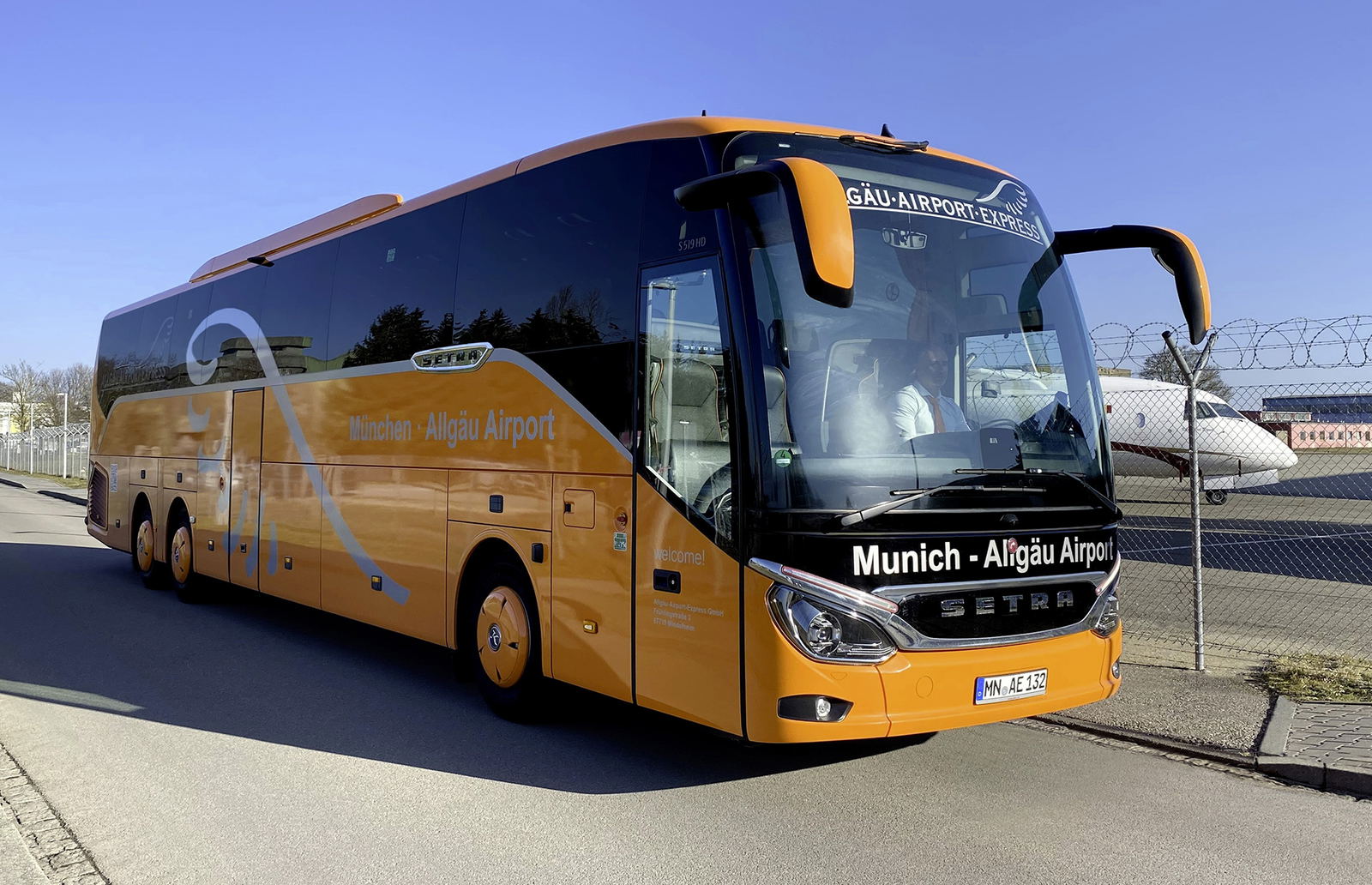 Háromtengelyes Setra S 519 HD turistabuszokkal a memmingeni repülőtérre