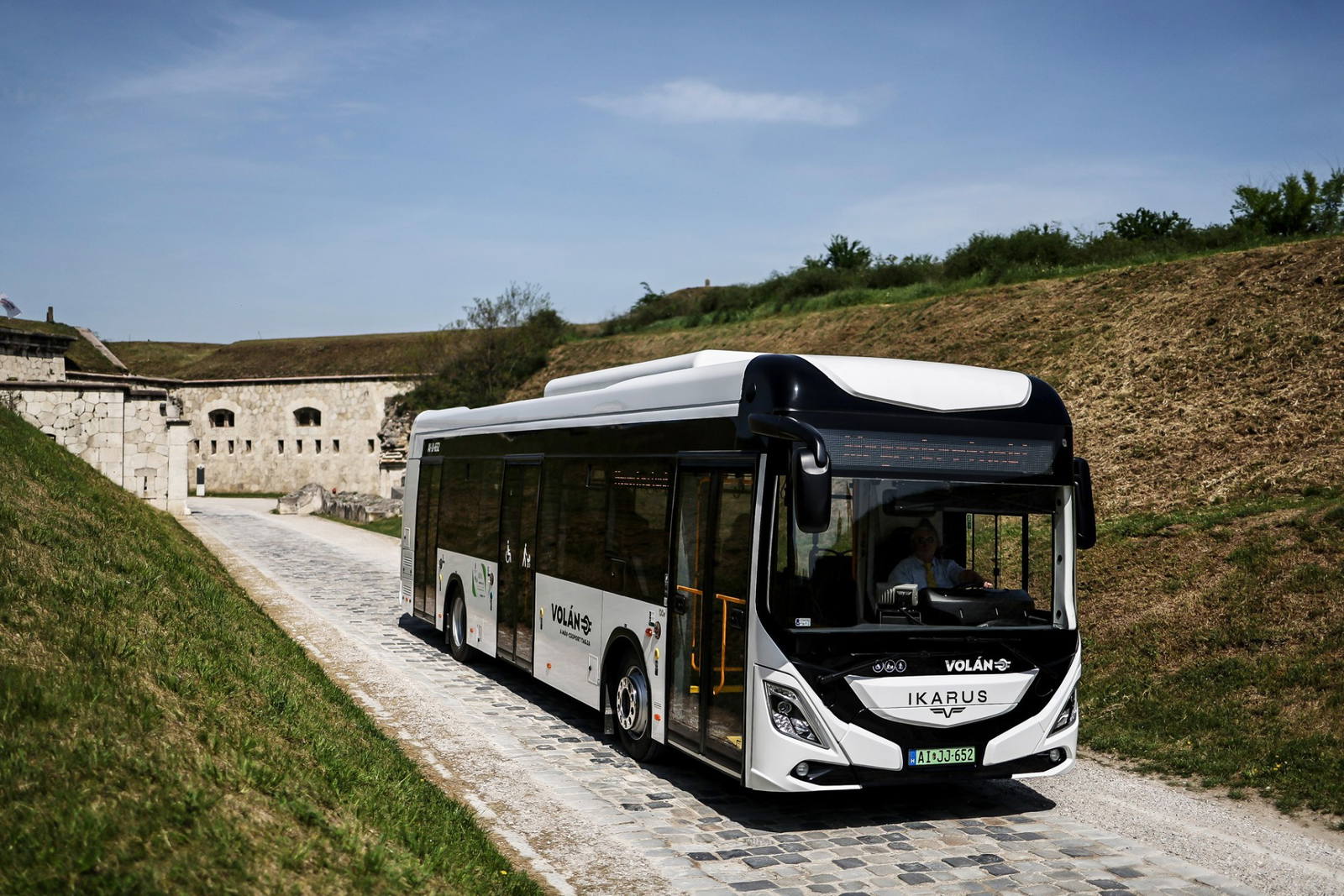 Átadták a Volán legújabb Ikarus 120e villanybuszainak következő két példányát