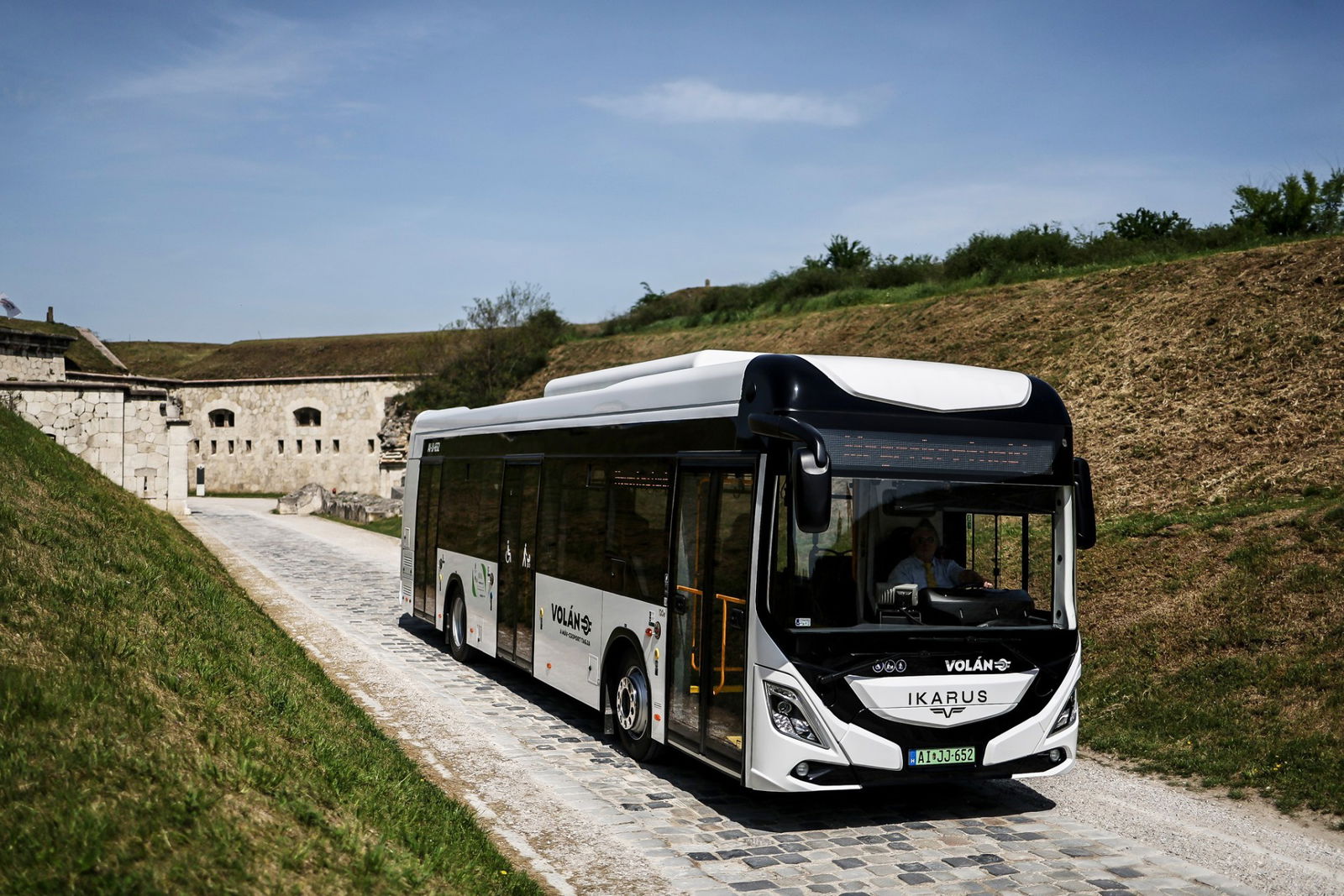 Átadták a Volán legújabb Ikarus 120e villanybuszainak következő két példányát