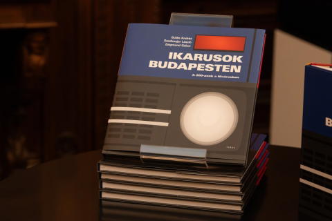 A budapesti Ikarus 200-asokról írt könyvet Gulán András, Szedlmajer László és Zsigmond Gábor
