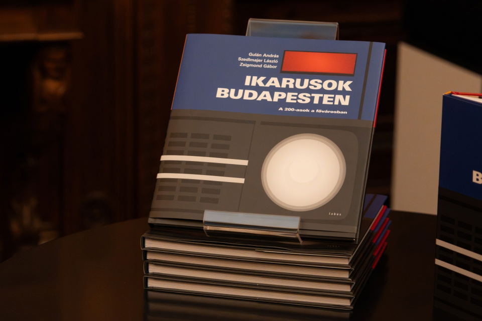 A budapesti Ikarus 200-asokról írt könyvet Gulán András, Szedlmajer László és Zsigmond Gábor