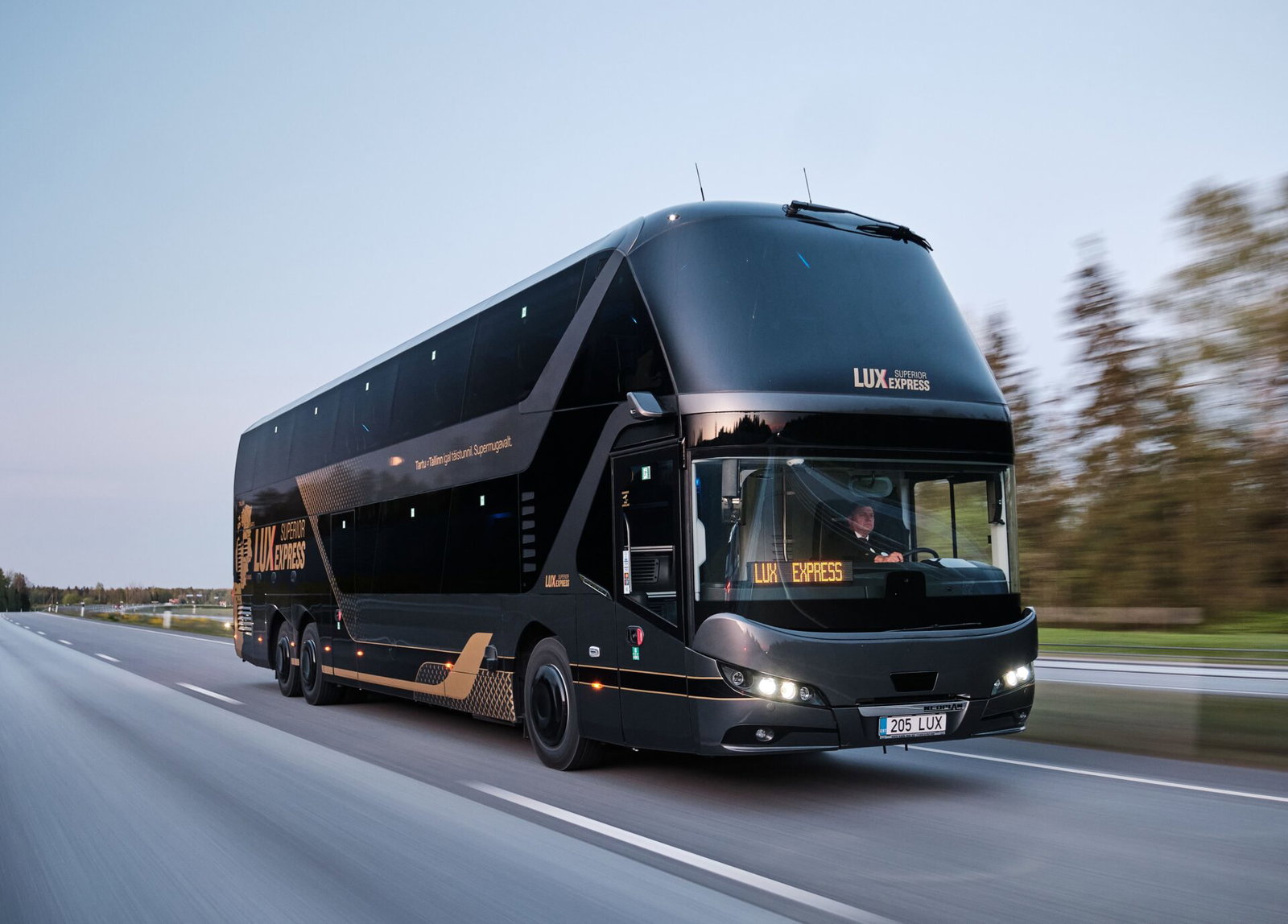 Neoplan emeletesekkel emeli új szintre a belföldi közlekedést az észt Lux Express