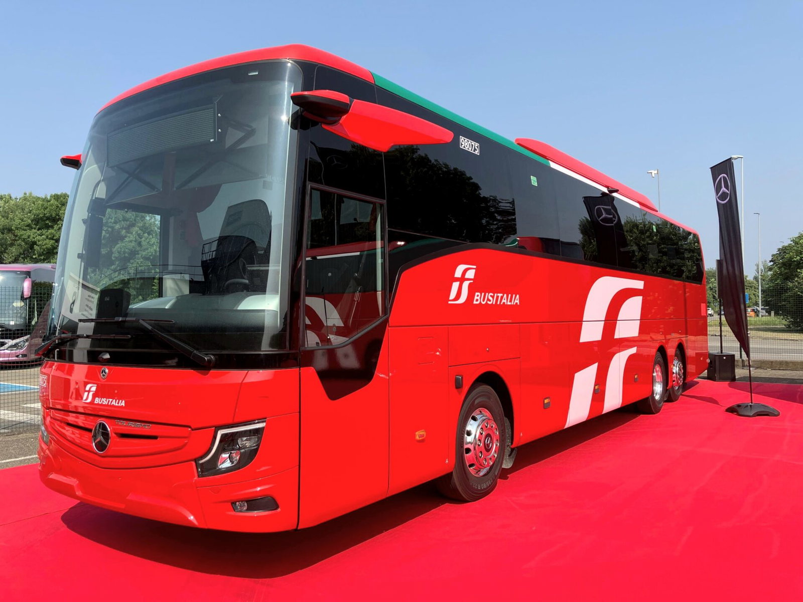 A Trenitalia közúti leányvállalata 111 Mercedes-Benz és Setra autóbuszt szerez be vasútpótló és interregionális feladatokra