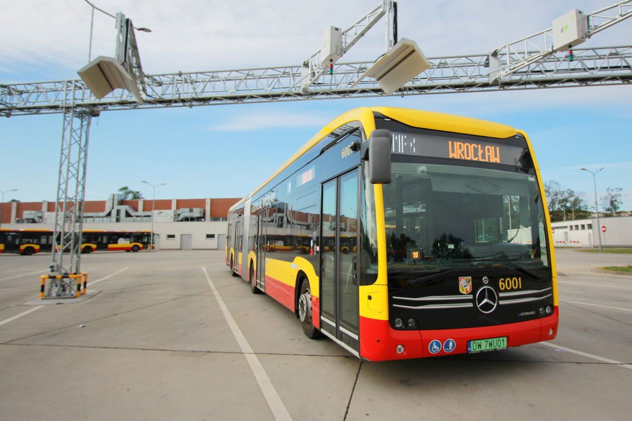 Újabb 21 darab Mercedes-Benz eCitaro villanybusszal bővül Wrocław járműparkja