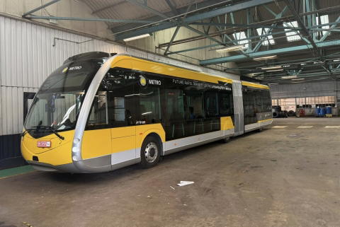 Balkormányos Irizar ie tram csuklós villanybuszt tesztel Liverpool