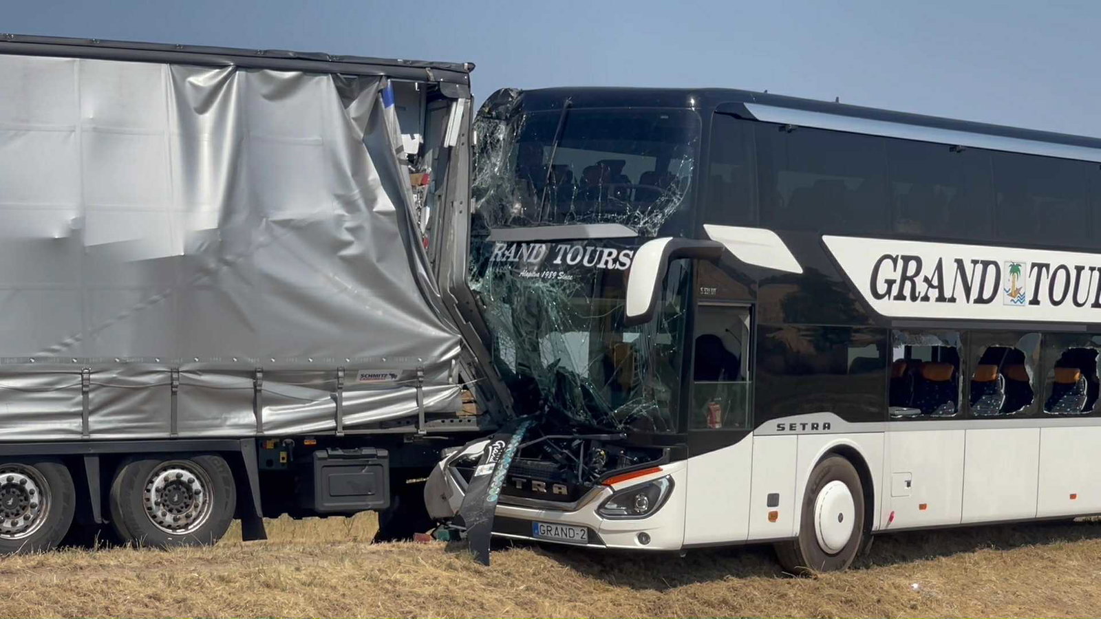 Súlyos baleset Magyarországon, könnyebb sérülésekkel járó ütközés Szerbiában – két emeletes busz is érintett volt