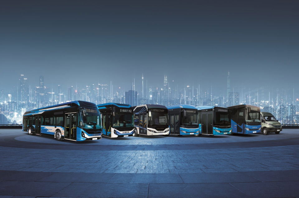 Két világpremierrel és hat járművel jön az Iveco Bus a Busworld Europe 2025 kiállításra