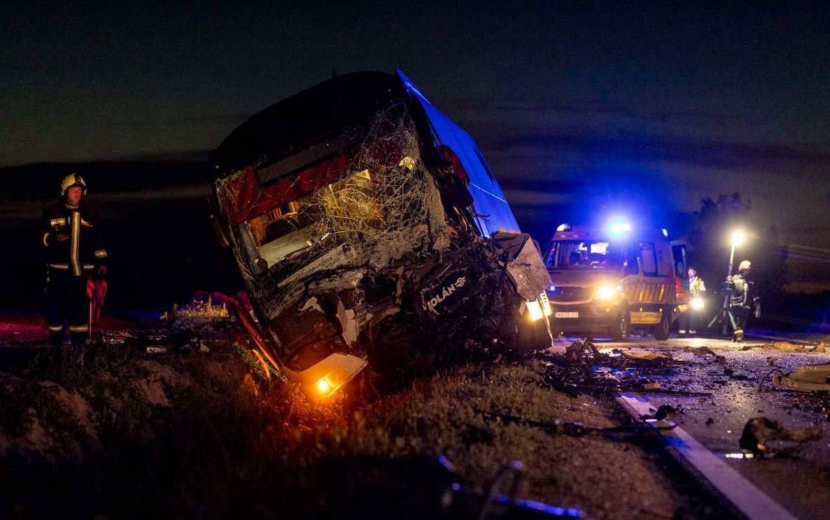 Halálos baleset Sárkeresztesnél, személyautó és távolsági busz ütközött frontálisan