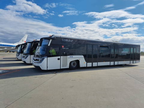 Új COBUS apron-buszok álltak szolgálatba a varsói Chopin repülőtéren