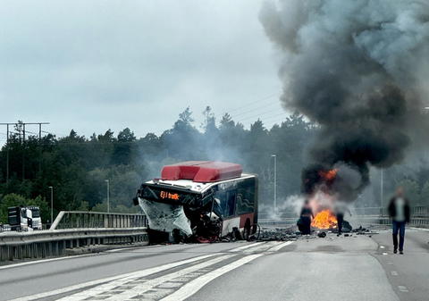 Halálos baleset Svédországban: kiégett egy gázüzemű SL-busz és egy autó